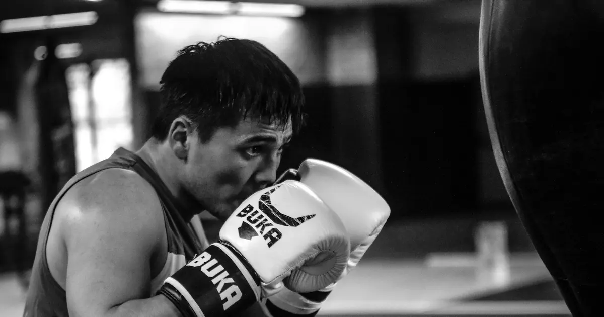 4oz vs 6oz MMA Gloves: Differences, Uses, and Pro Recommendations